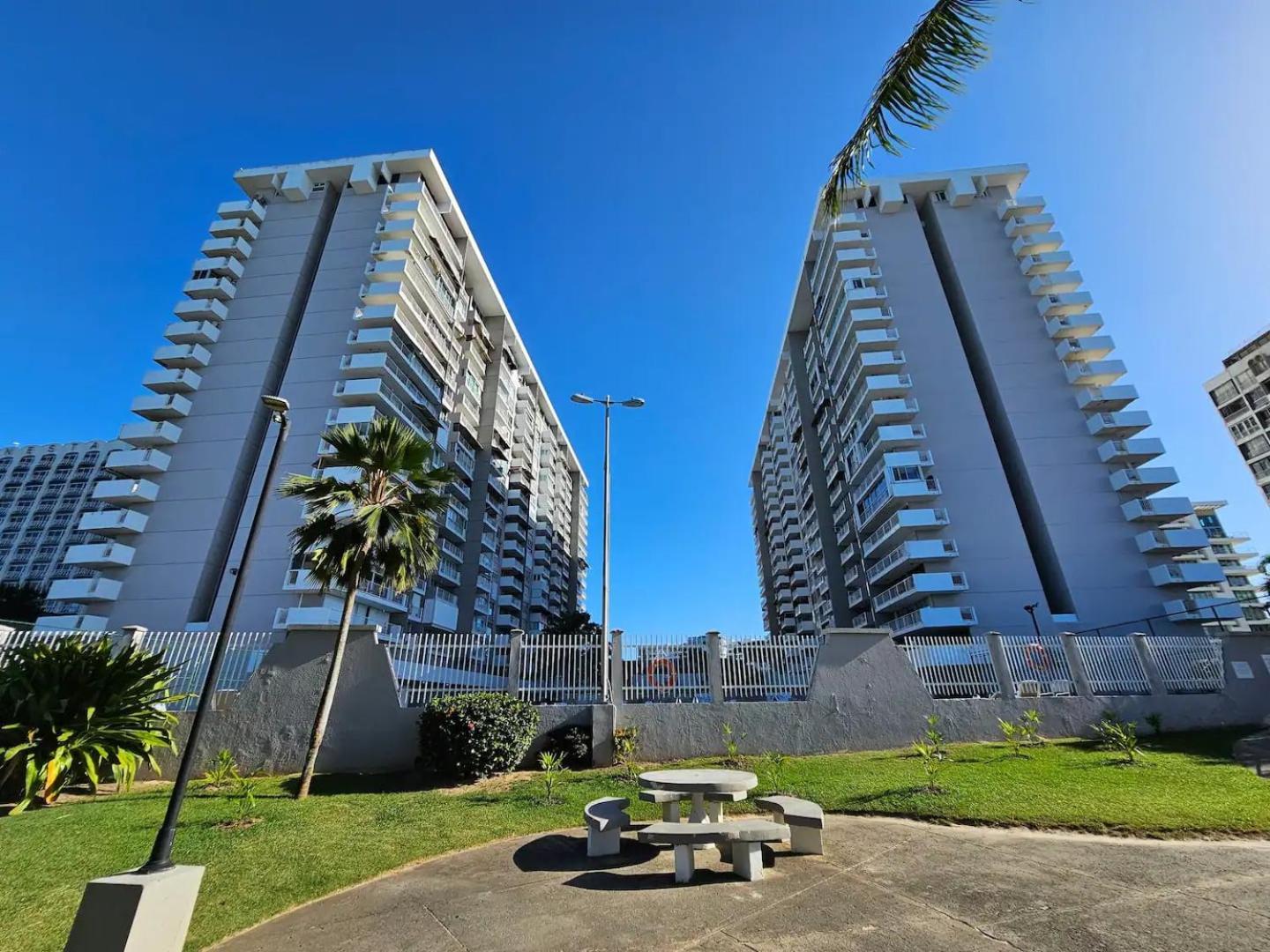 Steps From Foxwoods- Beachfront Retreat With Pools San Juan Ngoại thất bức ảnh